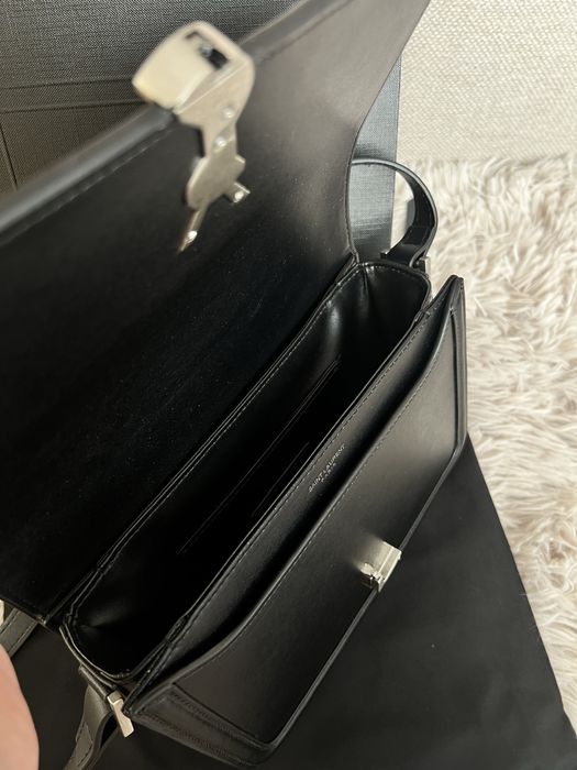 Na prezebt czarna torebka trendowa