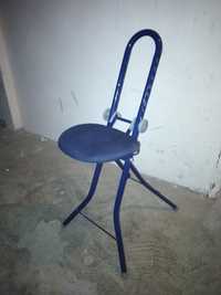 Granatowe krzesło do prasowania