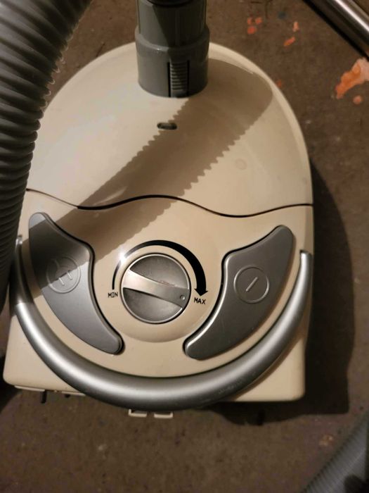 Odkurzacz pionowy ręczny przewodowy MOC 700W / Model CB 719