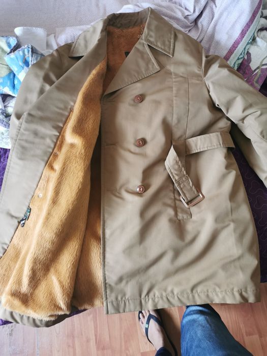 Gabardina com pelo por dentro e com capuz