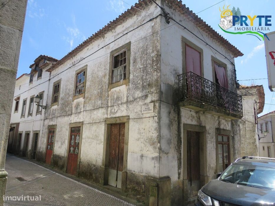 Casa senhorial situada no centro da Vila de Castanheira de Pêra