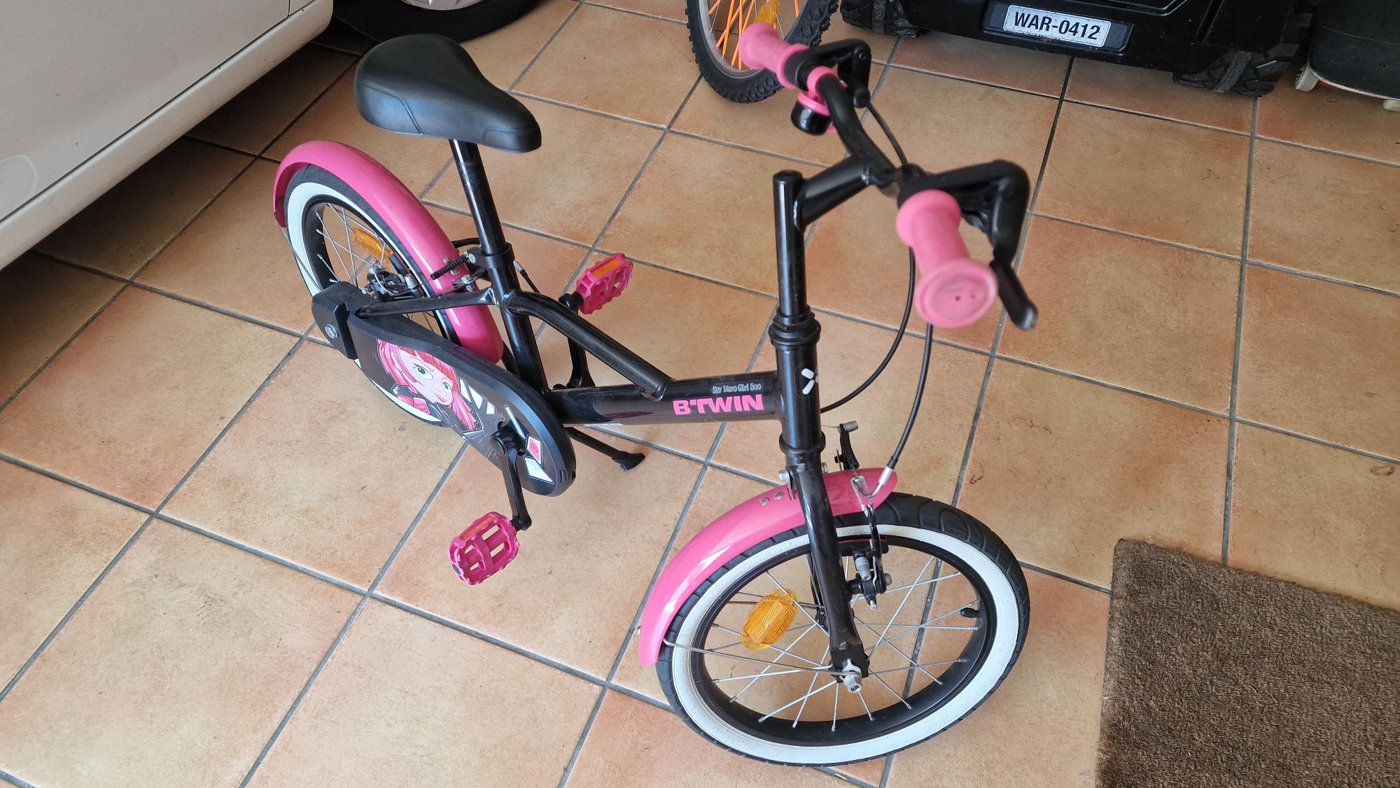 Bicicleta de menina e trotinete
