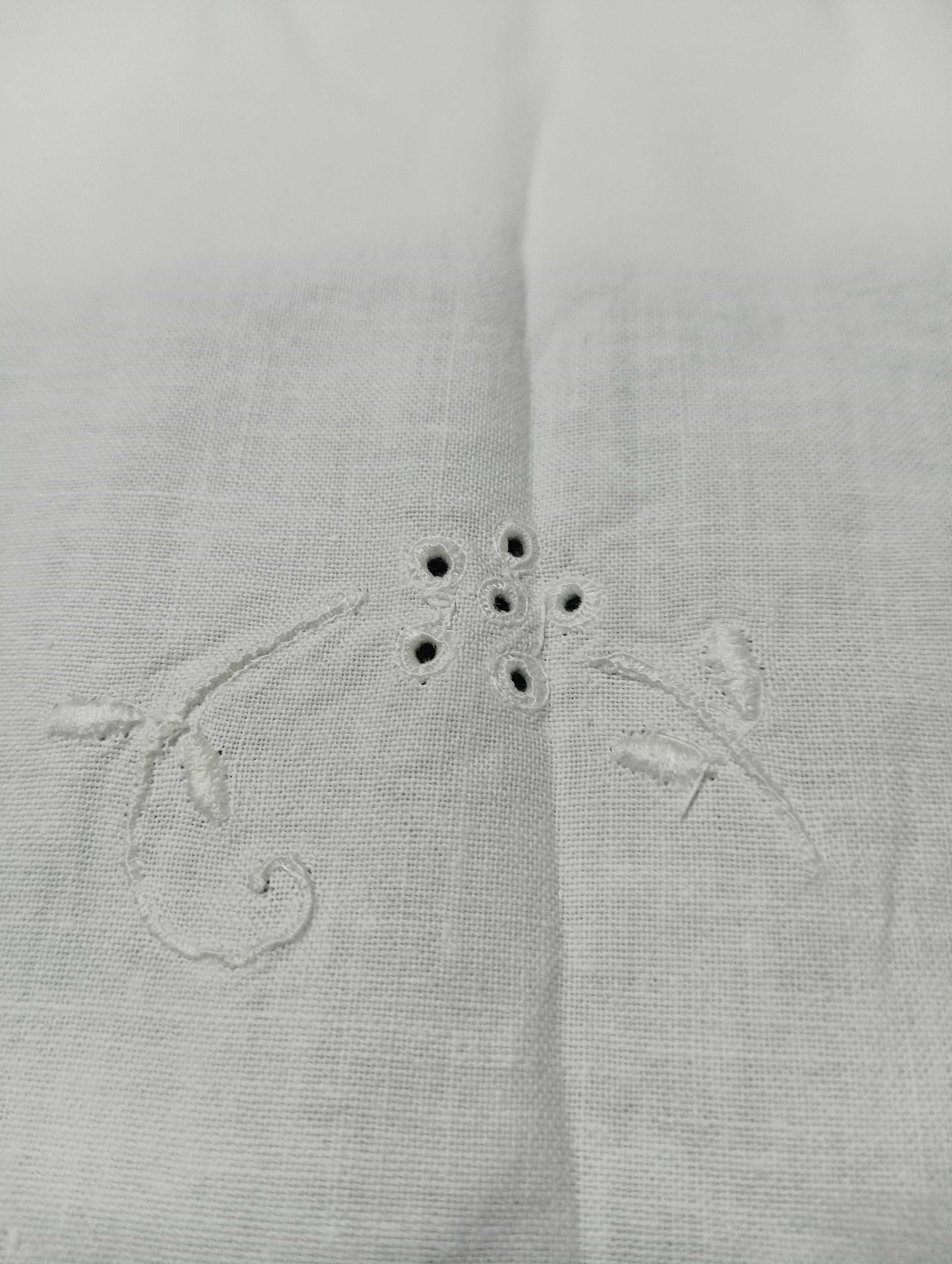 Lençol de cama antigo com renda e bordados