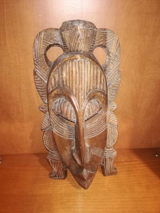 Rosto de madeira tribal