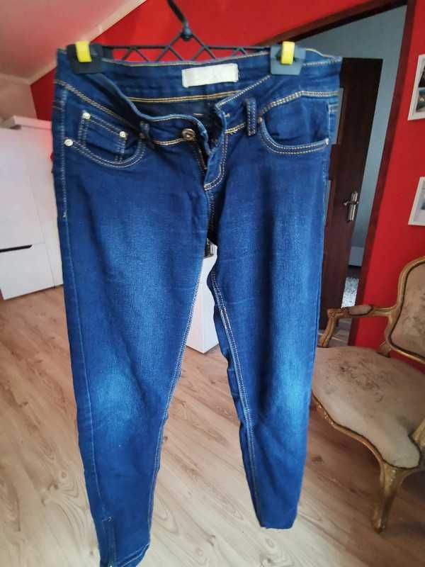 Granatowe jeansy fit