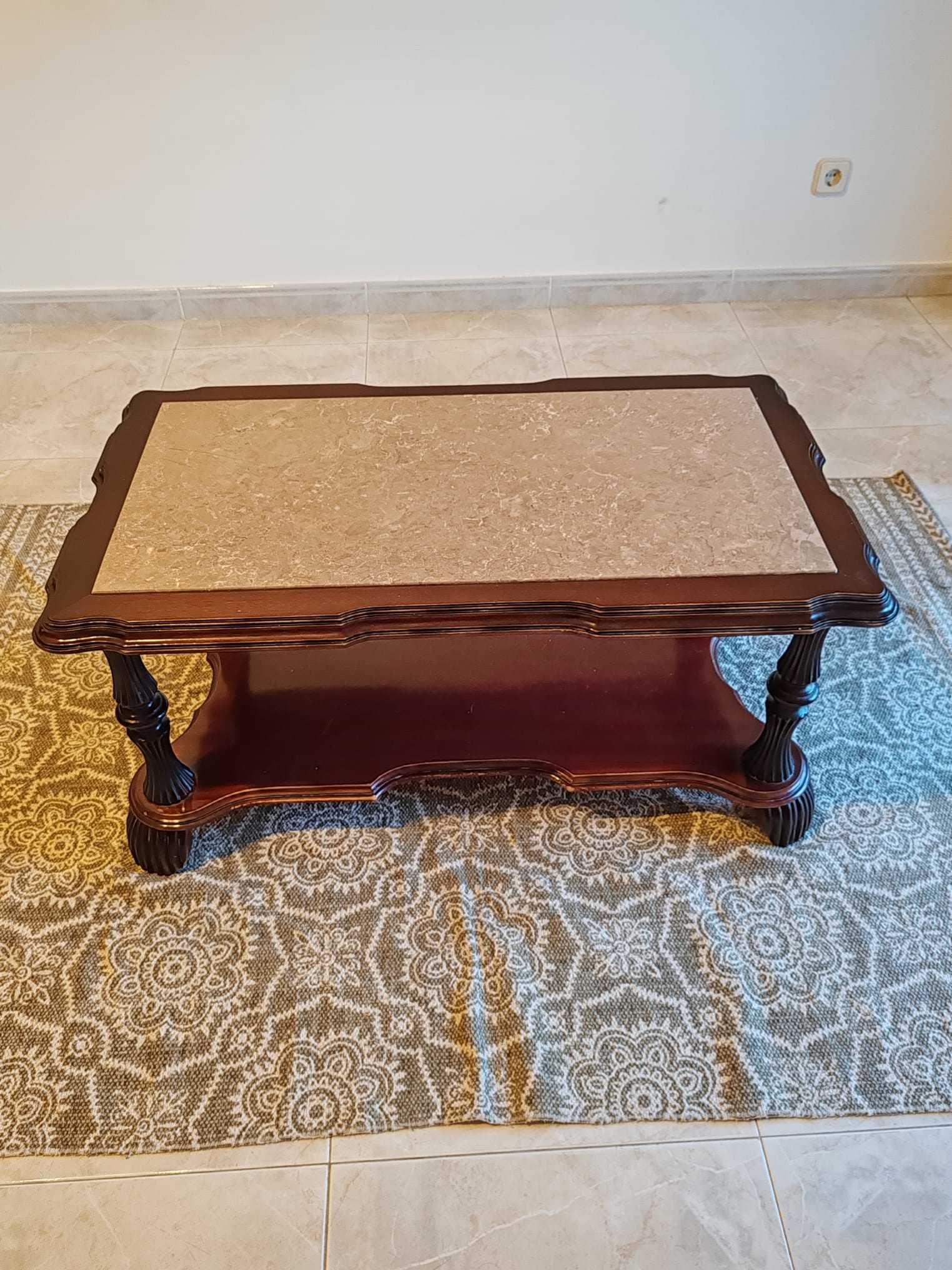 Mesa de apoio, vintage. Feita em madeira maciça.