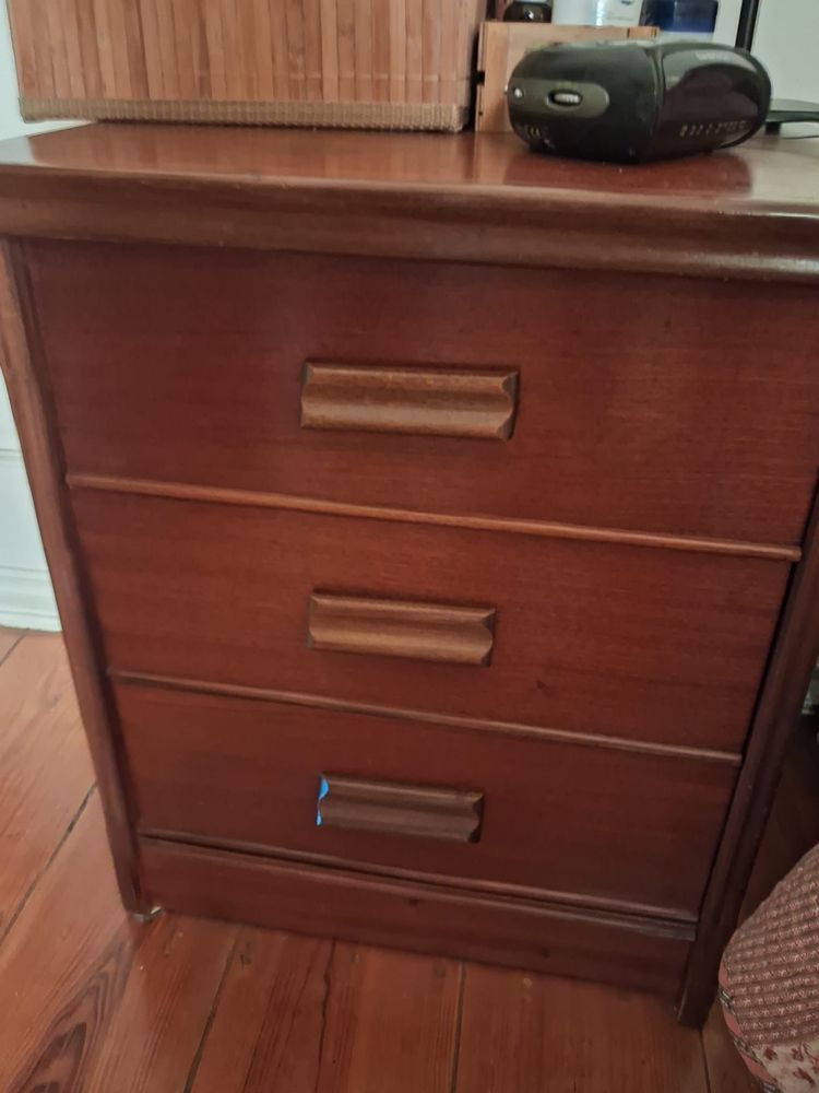 Mobilia de quarto em bom estado