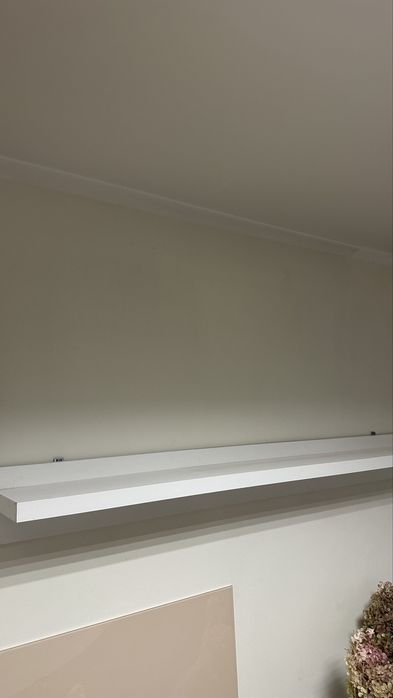 Biała półka ścienna – nowoczesna, minimalistyczna