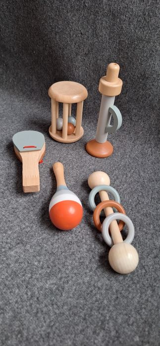 Zestaw pięciu grzechotek instrumentów dla dzieci Montessori