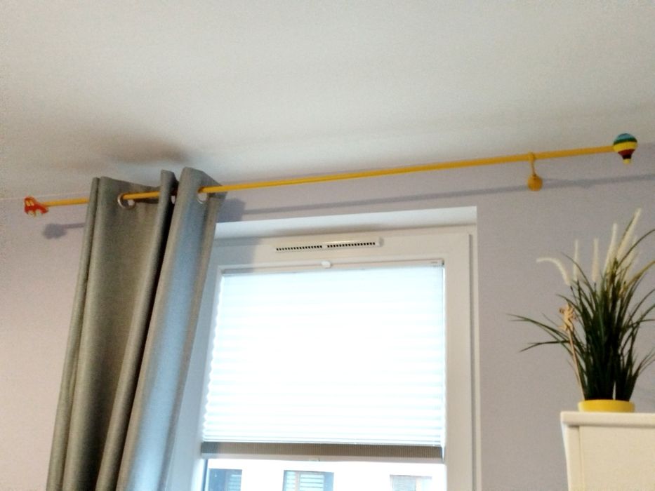 Karnisz dziecięcy żółty z zakończeniem samochodzika i balonu