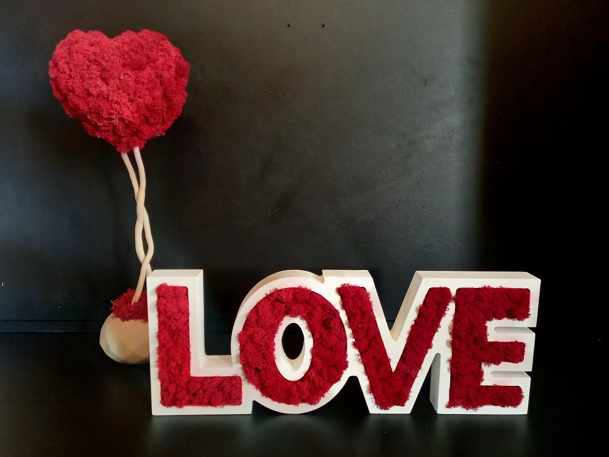 Prezent.  Drzewniane Litery LOVE. Mech  Chrobotek
