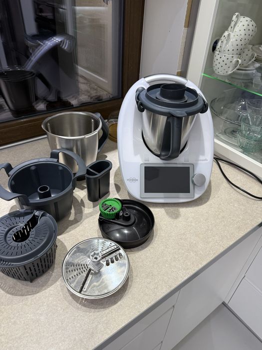 11 miesieczny Tm6 z dodatkami( misa naklafka , noze,spiralizer nowe