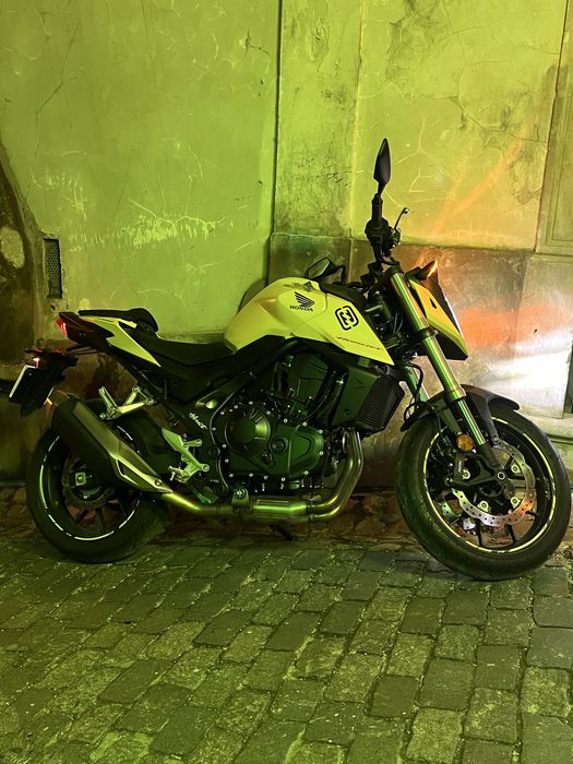 Hornet 750 ano 2023