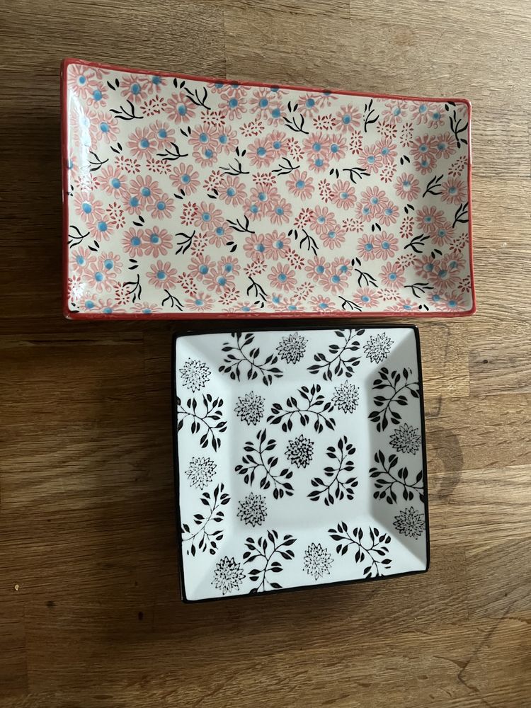 Talerzyki z zestawu do sushi