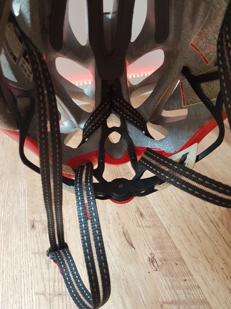 Kask Met Estro czerwono biały rozmiar M (54-57)