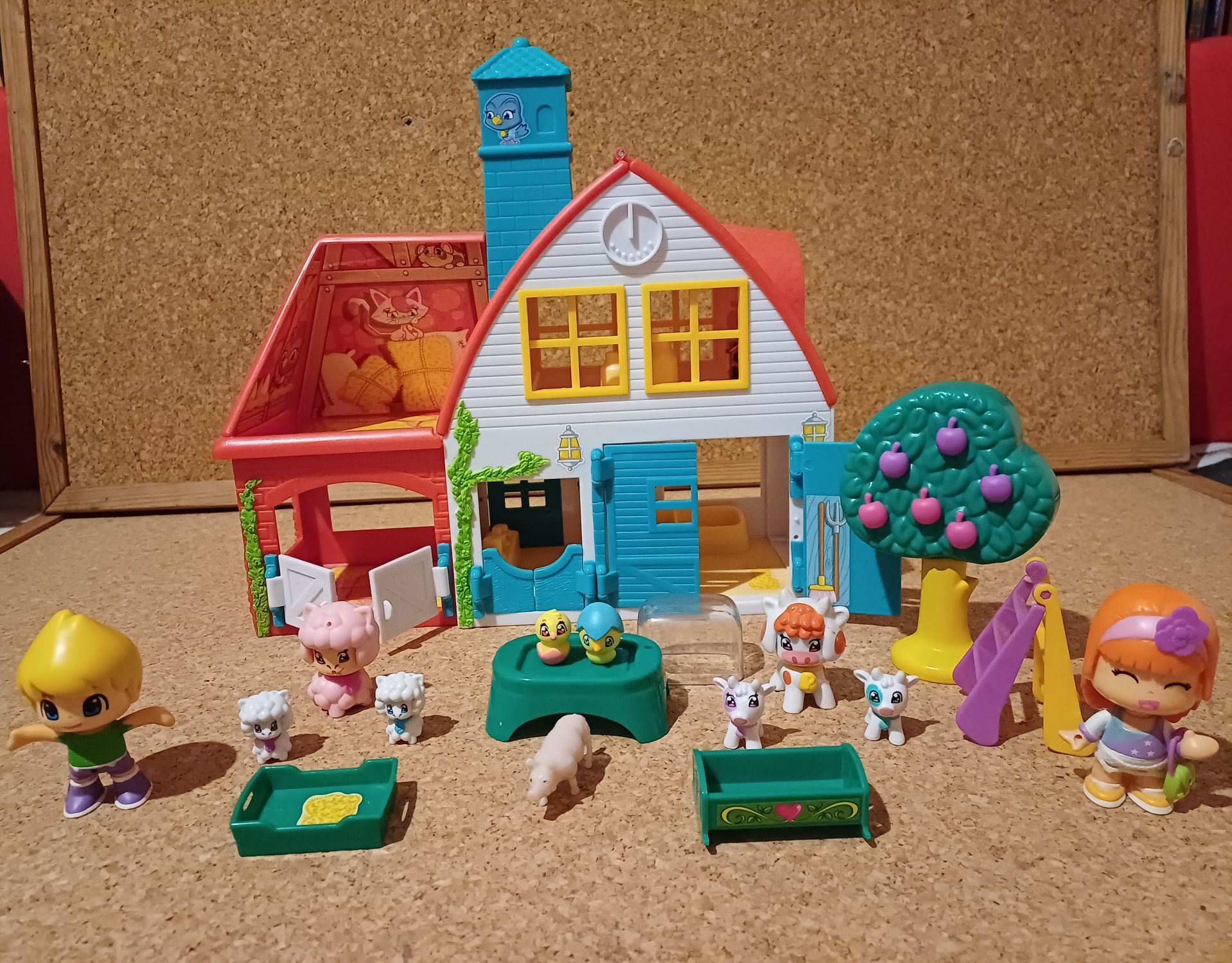 Pinypon casa da quinta, Famosa, com animais, bonecos e acessórios.