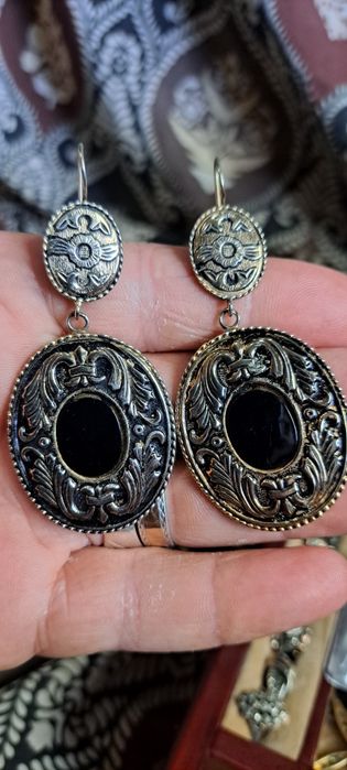 Brincos vintage em prata contrastada.