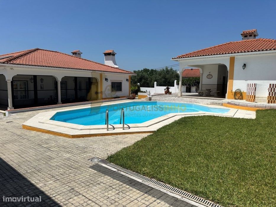 À VENDA - Casa de charme com piscina, jardim e conforto moderno.
