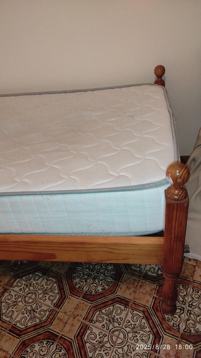 Cama de  solteiro com colchão