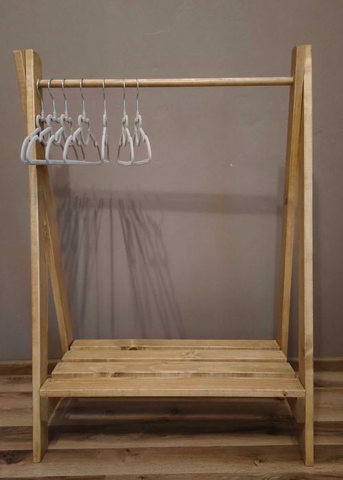 Drewniany stojak na ubrania dla dzieci. Wieszak z półką
