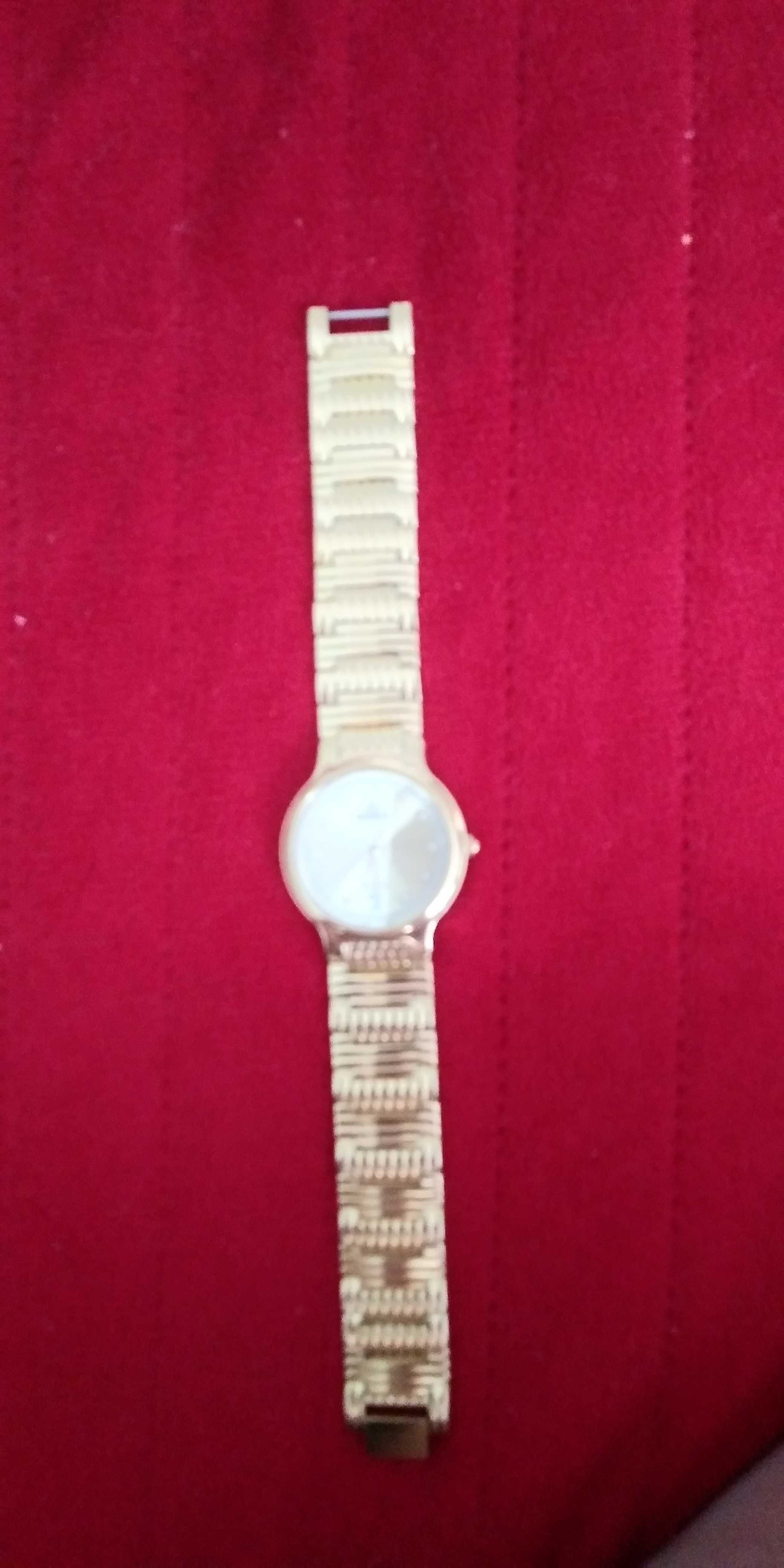 Zegarek kwarcowy Doxa , pozłacana bransoletka i zegarek .
