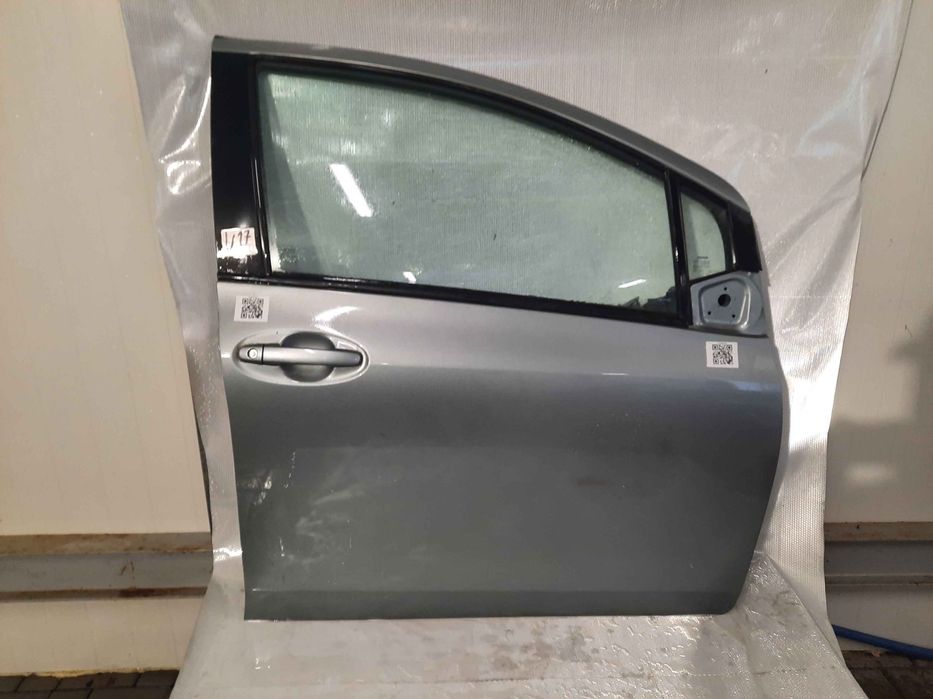 } DRZWI PRZÓD PRZEDNIE PRAWE TOYOTA YARIS 2 1F8 SZARE