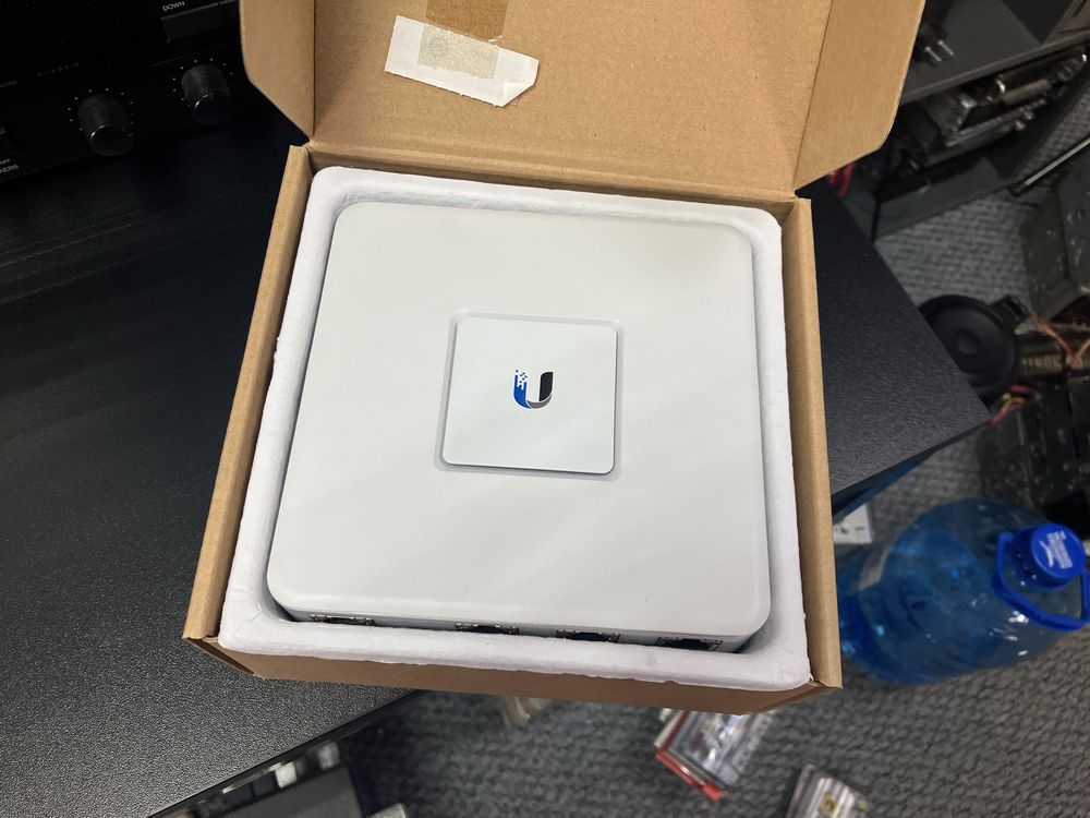 Маршрутизатор Uniquiti UniFi Security Gateway (USG)