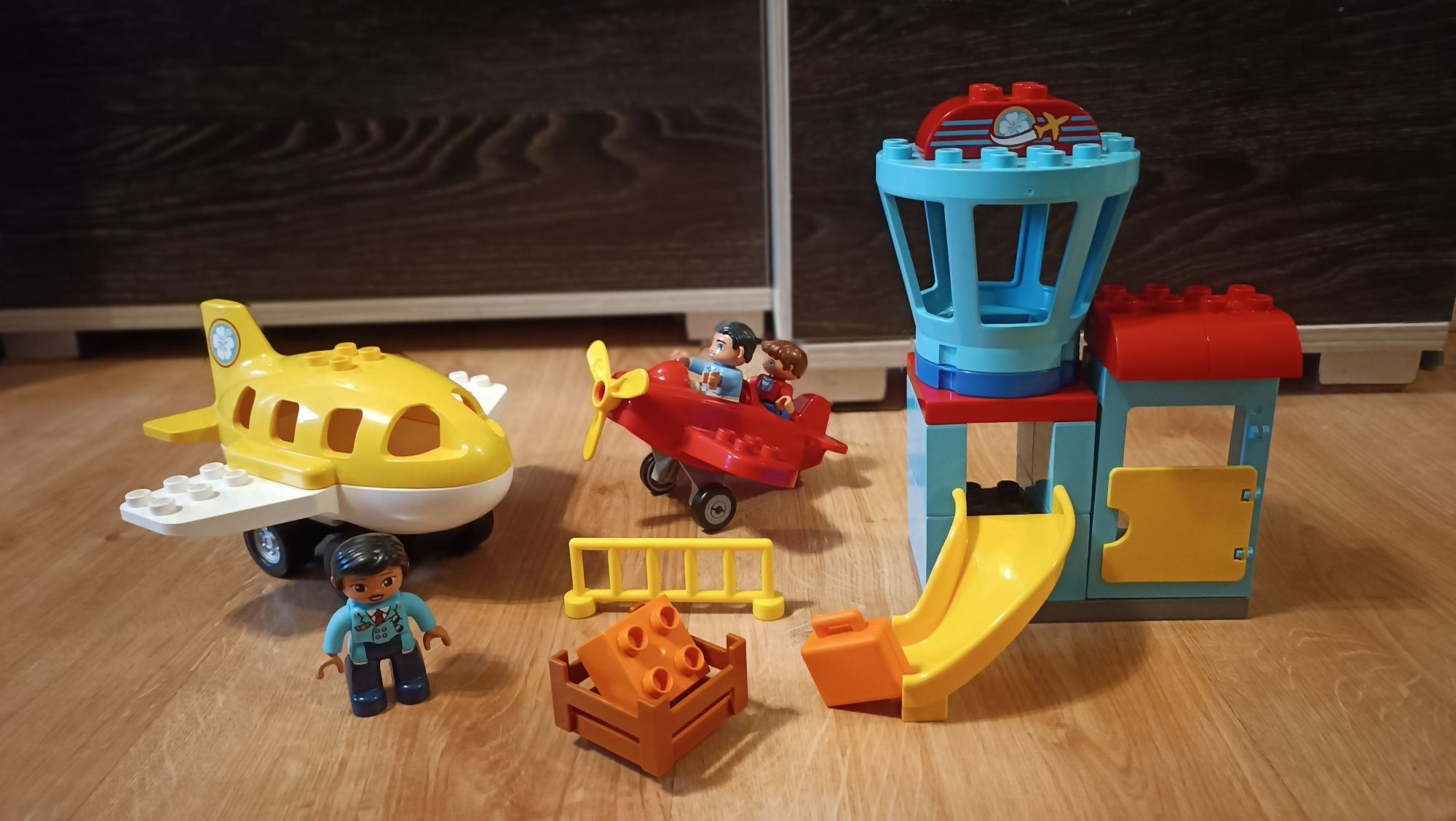 LEGO DUPLO 10871 Lotnisko + gratis