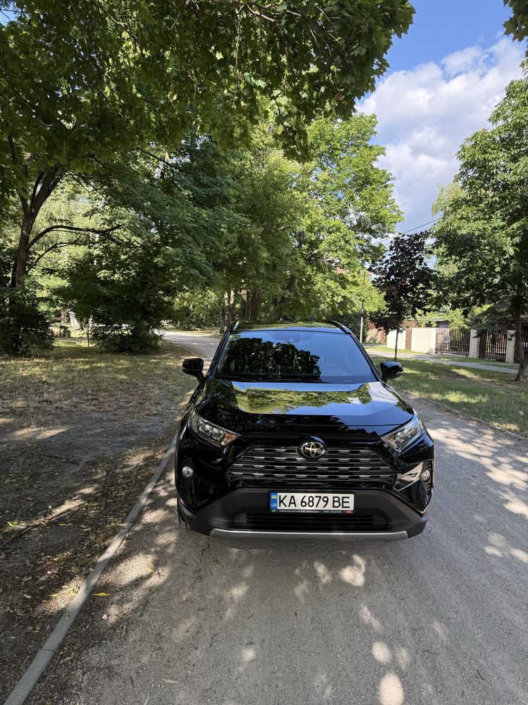 Продам TOYOTA RAV4 2021 року брала в автосалоні є всі документи
