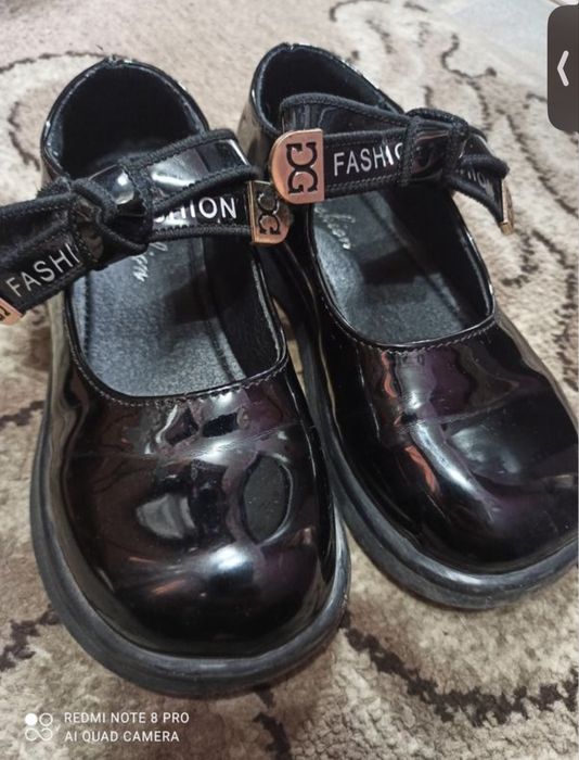Продам для дівчинки туфлі в гарному стані