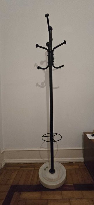 Cabide de pé preto com base de pedra