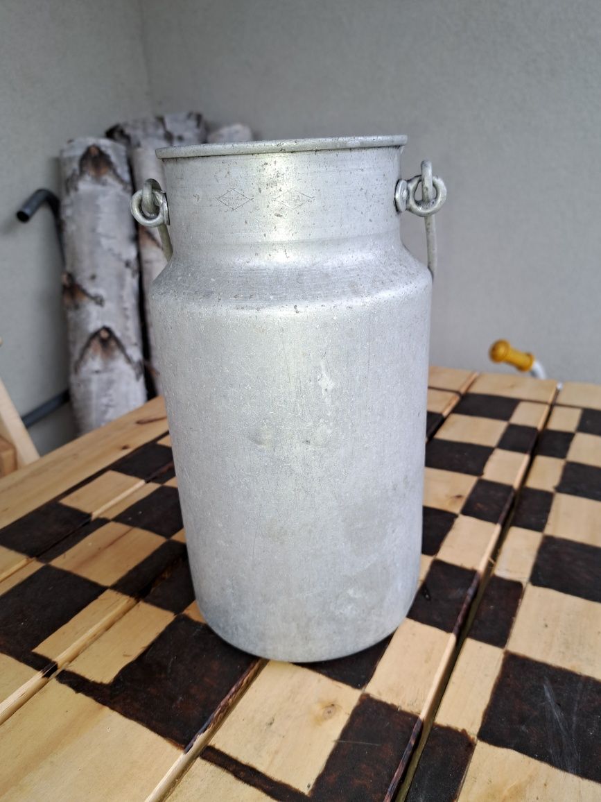 Stara aluminiowa bańka na mleko