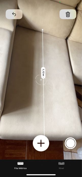 Sofá beje de tecido em ótimo estado