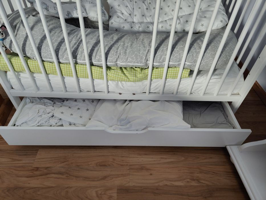 Drewniane łóżeczko z szufladą, materacem przescieradlami i poszewkami