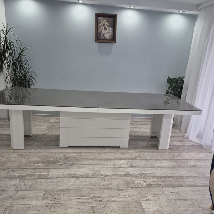 Nowoczesny stół z 12 krzesłami