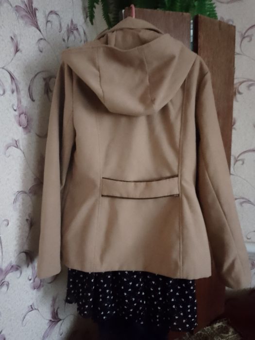 Подарую пальтішко, плащик розмір М стан на вихід