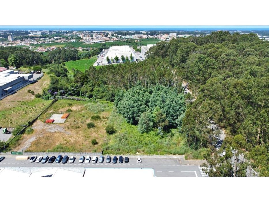 Terreno para 11 armazéns na Zona Industrial da Maia