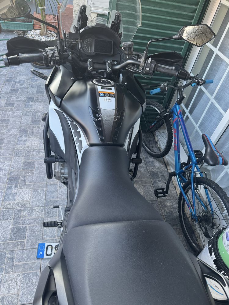 Vendo Kawasaki preta e branca , mota com revisoes srmpre feitas na M.