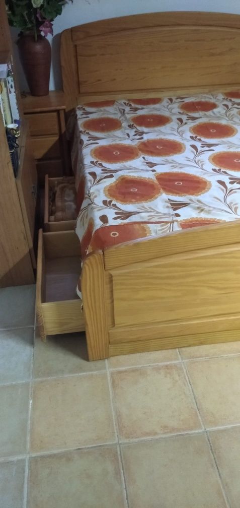 Cama de casal em pinho e mesas de cabeceira