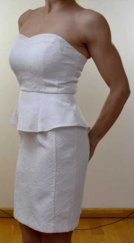 Zjawiskowa biała sukienka z tłoczonym wzorem r.36