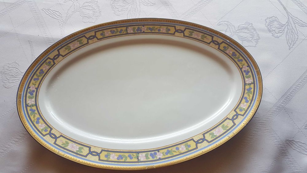 Serwis porcelanowy obiadowy na 12 osób.