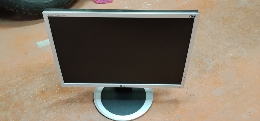 Монитор LG (19 дюймов)