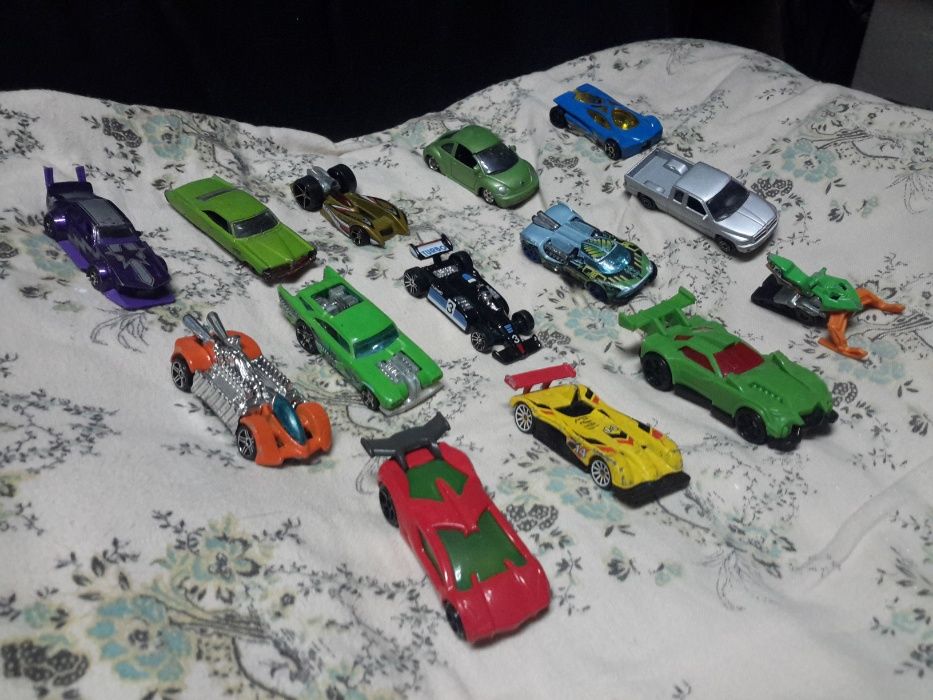 86 Carros miniatura majorette, hotwheel,welly, maisto