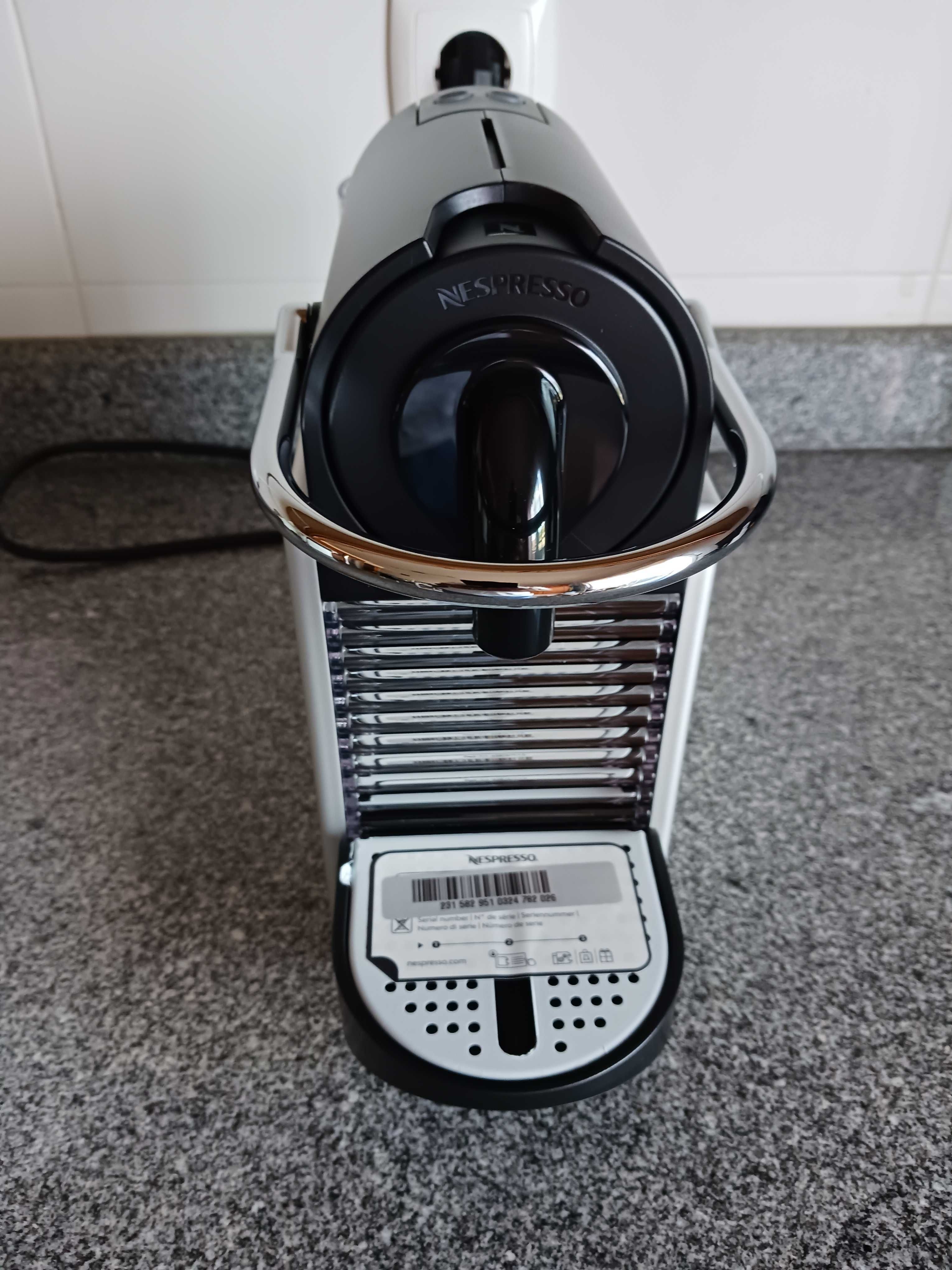 Máquina de Café NESPRESSO Pixie NOVA