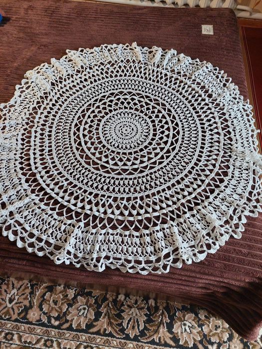 Скатертина білого кольору