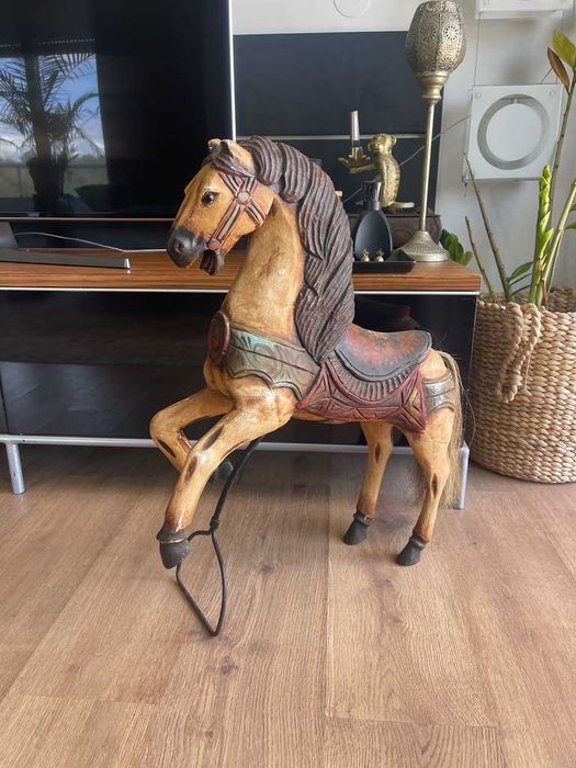Cavalo antigo em madeira – peça decorativa única