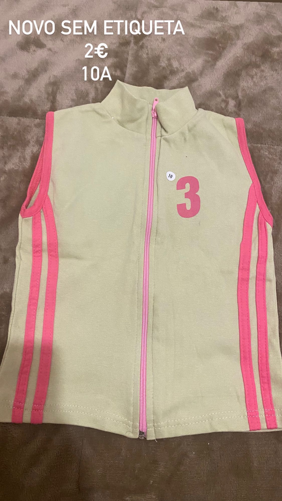 Roupa de criança nova com etiqueta