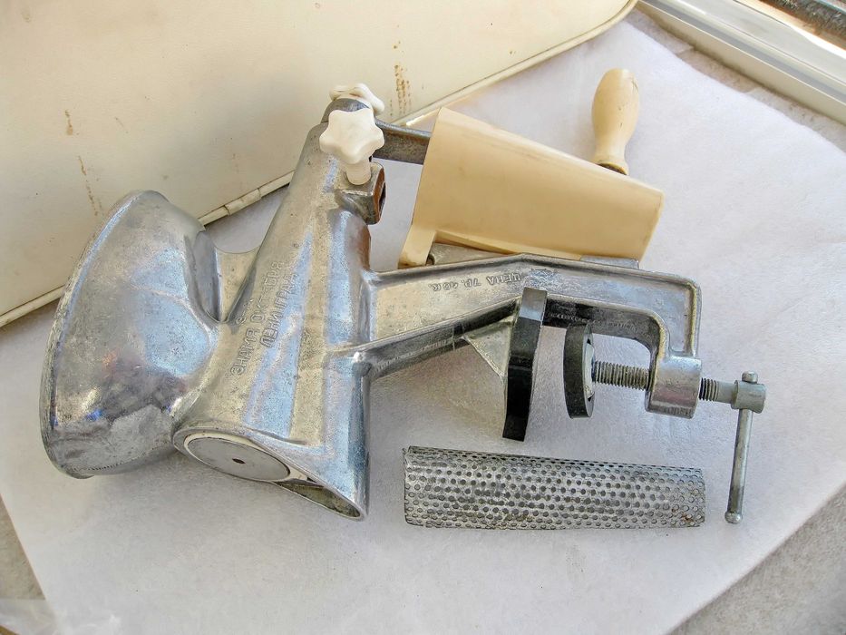 Соковыжималка ручная шнековая СБ 2. Знамя Октября. СССР.