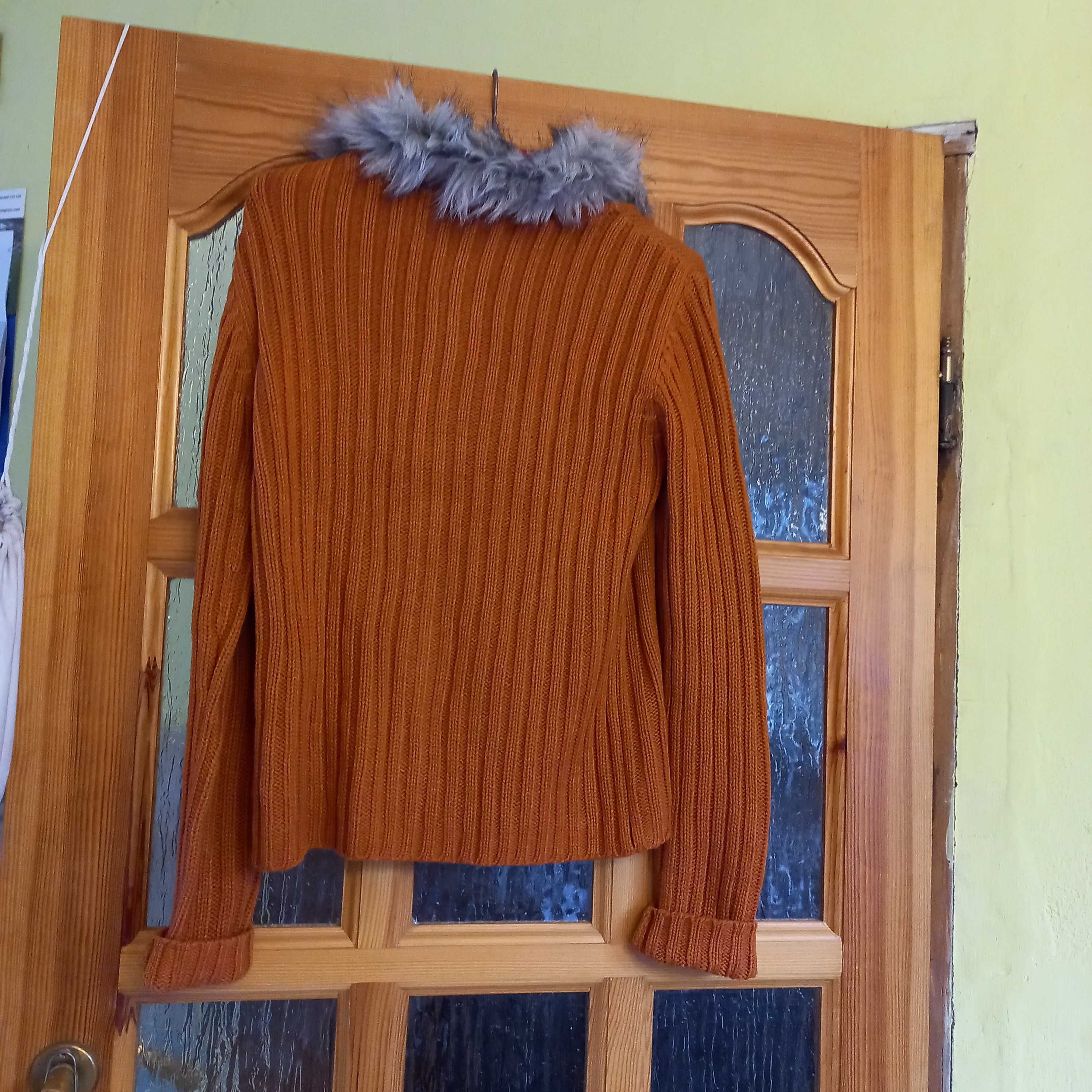 sweter z puszystym kołnierzykiem-nowy