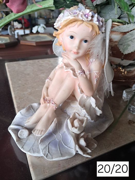Boneca decoratica em porcelana